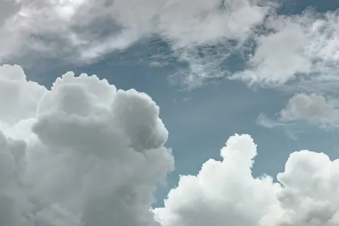 白天白云的低角度照片 白天白云的低角度照片