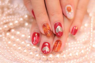 修红指甲的女人