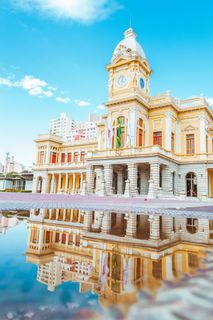 黄色混凝土建筑