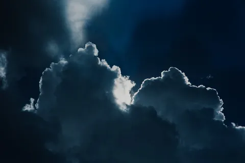 灰白多云的天空 灰白多云的天空