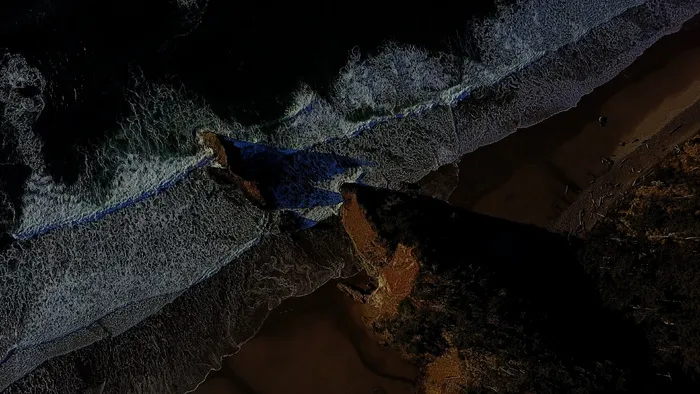 白天水波和岩石形成的航空摄影