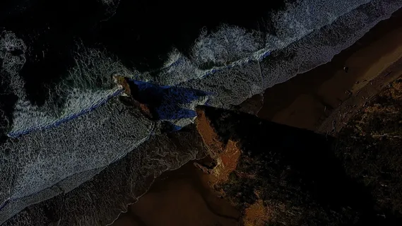 白天水波和岩石形成的航空摄影