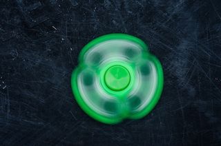 绿色坐立不安的纺纱机