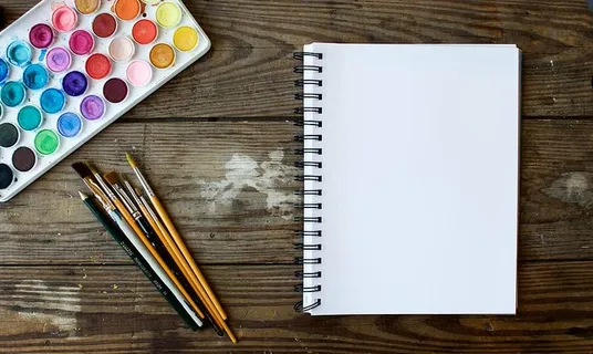 白色、素描板、着色用品、棕色、木制、书桌、螺旋形、书籍 白色、素描板、着色用品、棕色、木制、书桌、螺旋形、书籍