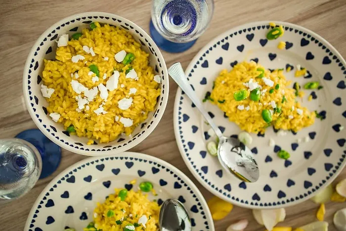 蓝心形可爱盘子里的蚕豆意大利饭