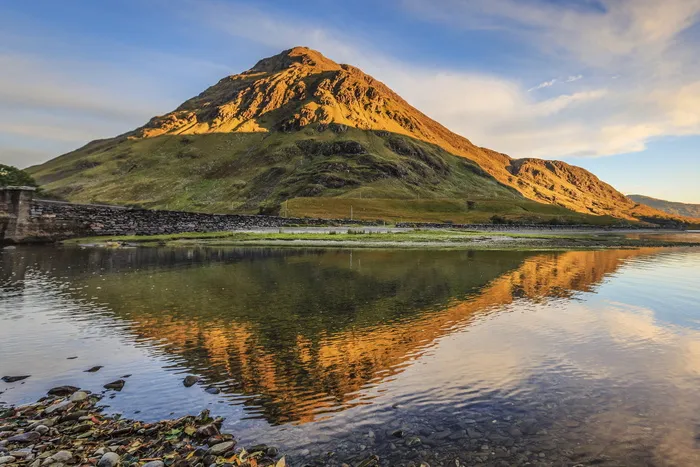 绿色，棕色，山，旁边，身体，水，白天，反射