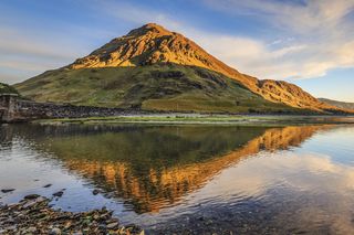 绿色，棕色，山，旁边，身体，水，白天，反射