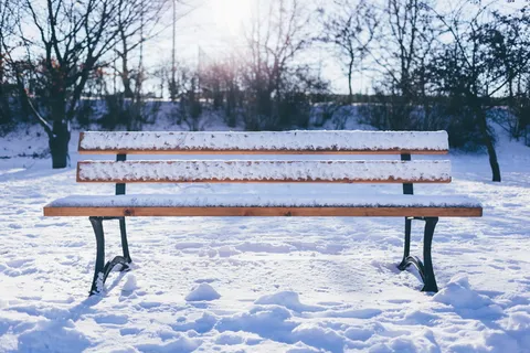 雪上的棕色木制露台长椅 雪上的棕色木制露台长椅