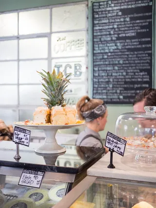 蛋糕架上的菠萝