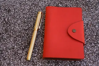 手册，手写，红色，室内，无人，静物，高角度视图，特写