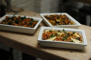 盘子里有三种食物