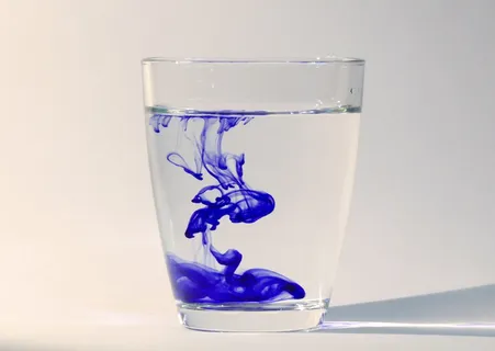 透明、蓝色、液体、墨水、水、水玻璃、滴水、流动 透明、蓝色、液体、墨水、水、水玻璃、滴水、流动