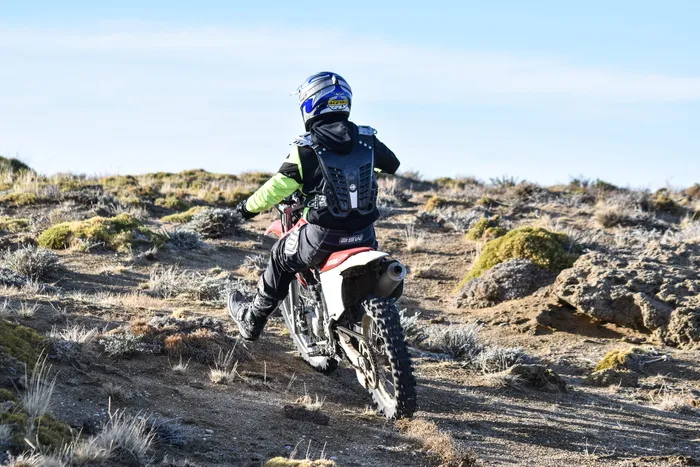 摩托车手，全地形，爬坡，小径，山脉，徒步旅行，头盔，运动