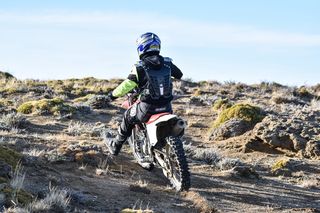 摩托车手，全地形，爬坡，小径，山脉，徒步旅行，头盔，运动