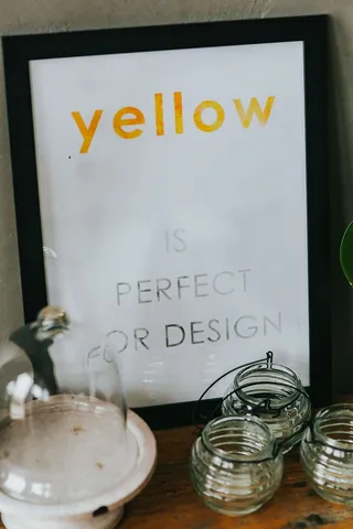 架子上摆满鲜花和水果的各种配饰