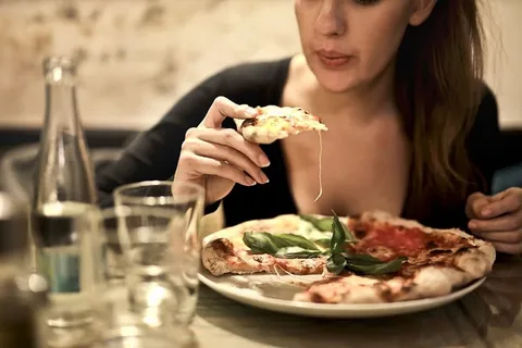 女人,披萨,食物,休息室,吃,晚餐,喝,女孩 女人,披萨,食物,休息室,吃,晚餐,喝,女孩