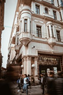 人们在中层建筑附近行走