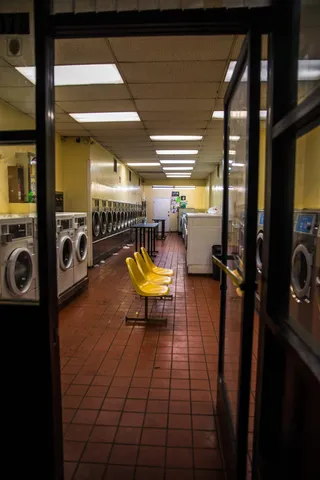 房间里的黄帮椅