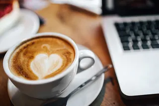 在咖啡馆喝一杯咖啡