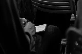 做笔记，笔记，moleskine，写作，黑白，室内，选择性聚焦，成人