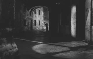 站在走道附近的人的剪影