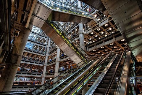 在伦敦金融城的一家金融机构伦敦劳埃德银行拍摄的内部照片