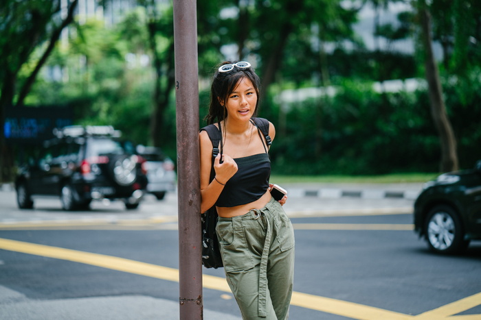 靠在灰色杆子上的女人