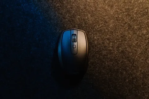 黑色织物上的黑色无线鼠标 黑色织物上的黑色无线鼠标
