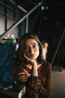 女人用手放在下巴上合影的照片