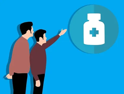 两个男人看着一瓶药。