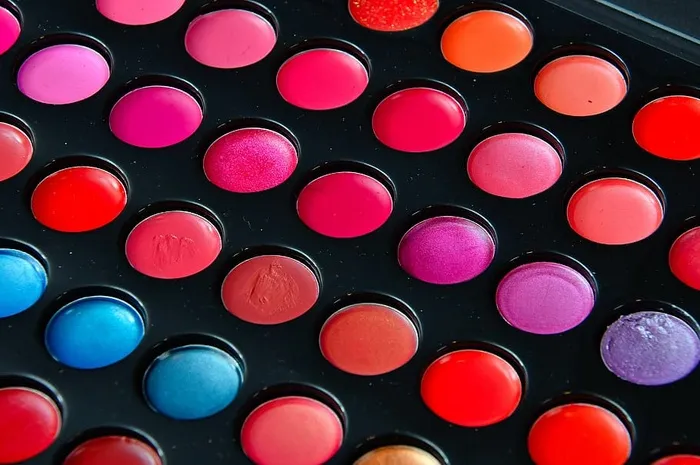 各种各样的化妆品眼影颜料