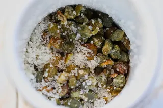 白色陶瓷盘中的熟食