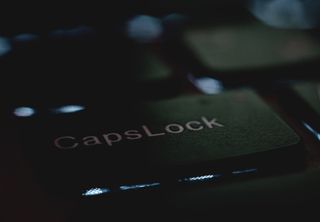 笔记本电脑、键盘、按钮、打印、消息、聊天、喊叫、大声