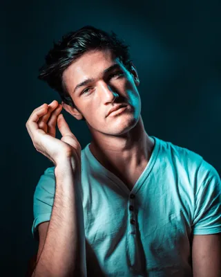 身穿蓝色衬衫的男子照片