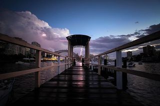 拱门、船、桥、建筑物、城市、城市景观、多云、黎明