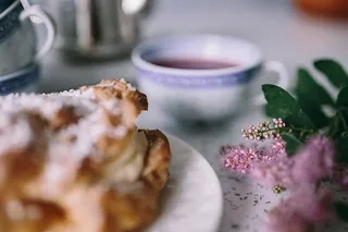 咖啡、T恤和奶油泡芙