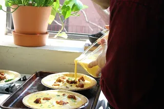 美国、布鲁克林、植物、乳蛋饼、烹饪、倒酒、橱窗、食品和饮料