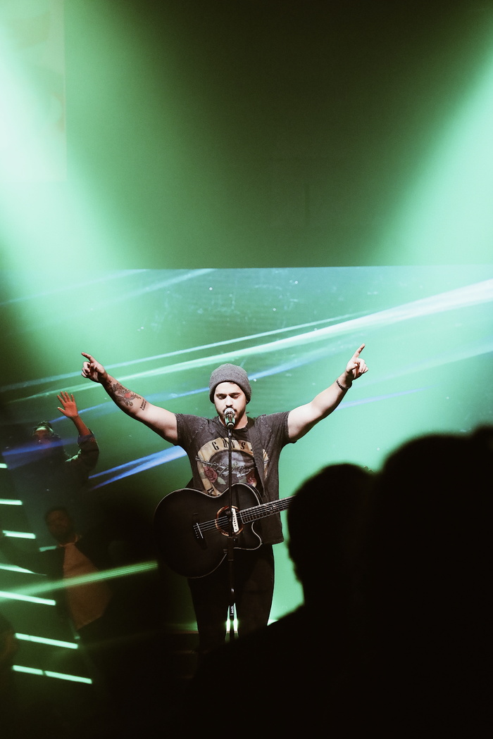 人，人，人群，乐器，音乐家，吉他，休闲活动，灯光