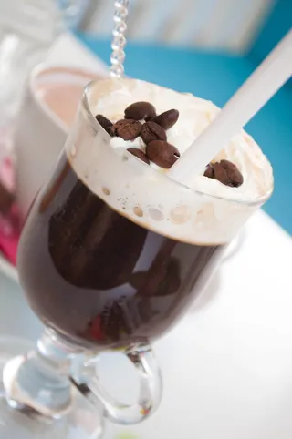 酒精、饮料、吧台、酒吧、鸡尾酒、咖啡、奶油、吸管