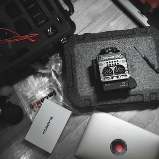 外壳上的灰色摄像头部件