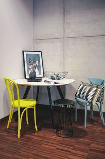 设计展览中布置的椅子和桌子的集合