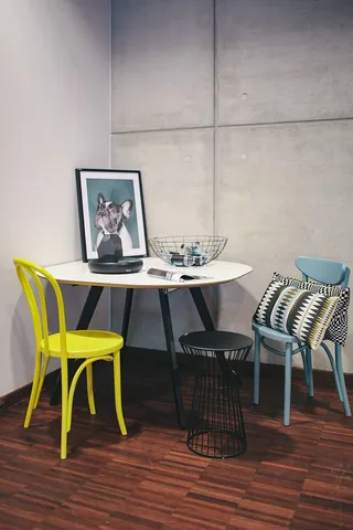 设计展览中布置的椅子和桌子的集合