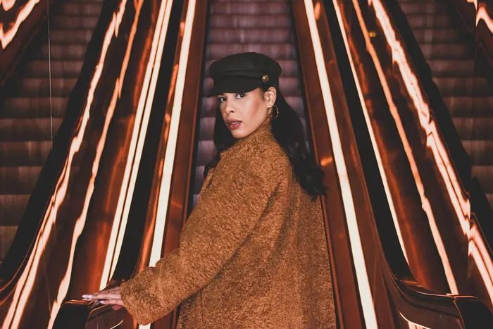 站在自动扶梯旁向后看的女人