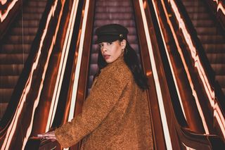 站在自动扶梯旁向后看的女人