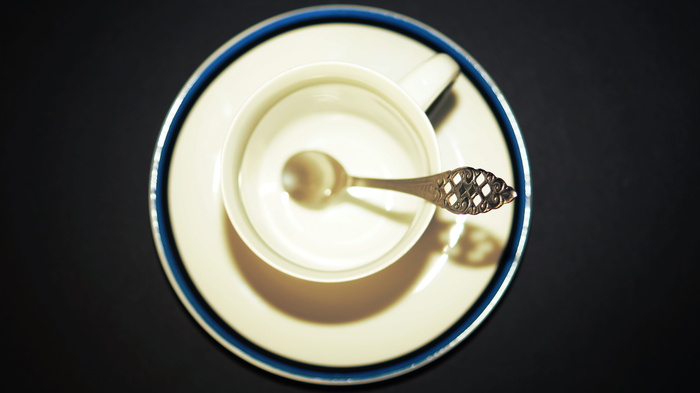 白色茶杯内的银色勺子