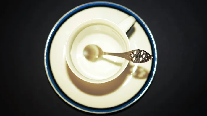 白色茶杯内的银色勺子