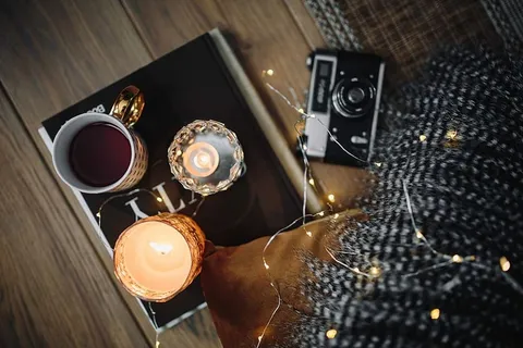 旧相机、茶杯和书