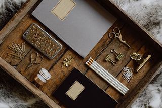 旧木制托盘上的办公配件