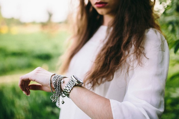 女孩胳膊上的银表