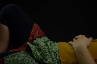 手放在肚子上躺在床上的人